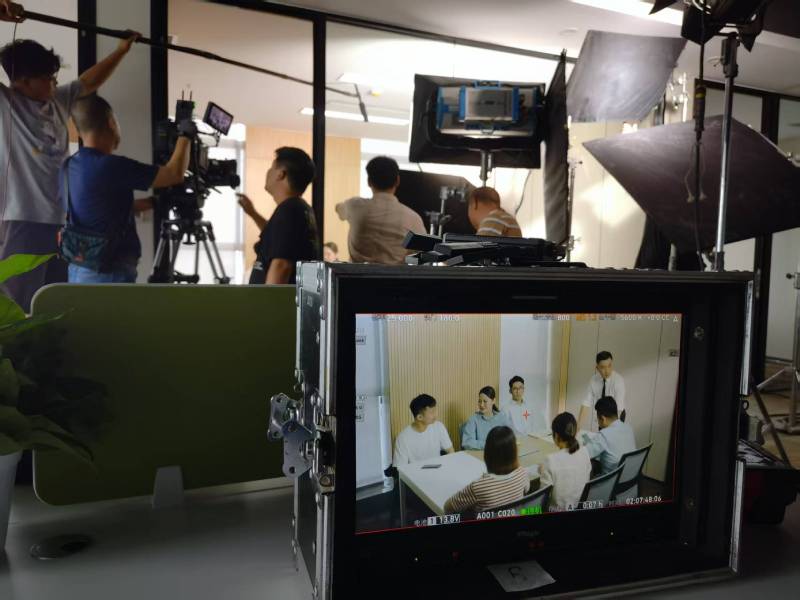临河区TVC拍摄公司：科技产品视觉化大师，诠释未来感与功能美学